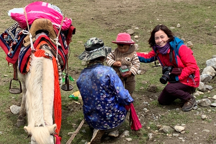 《西藏林芝桃花行.10》藏族母與子