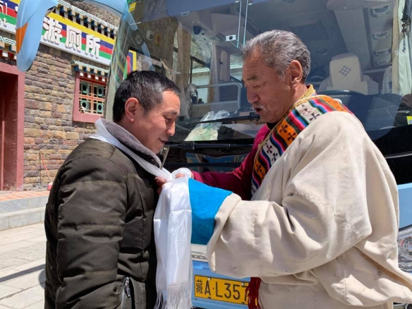 偉色老爺爺的哈達02