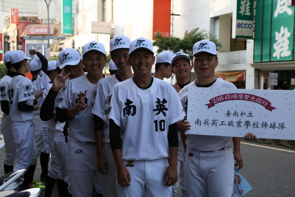 是哪處曾見?相看儼然 —《熱戀林百貨,熱戀台南》自序09